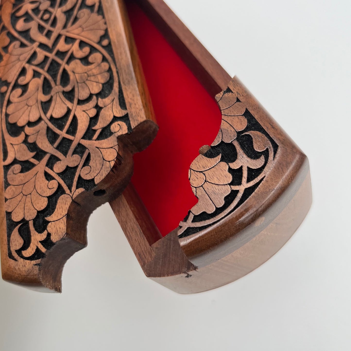 Coffret en bois à motif floral
