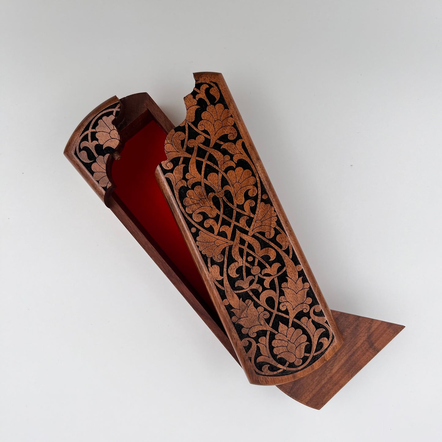 Coffret en bois à motif floral